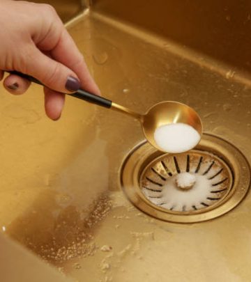 Cleaning kitchen sink with bakIng soda to keep sinks draining system clog free