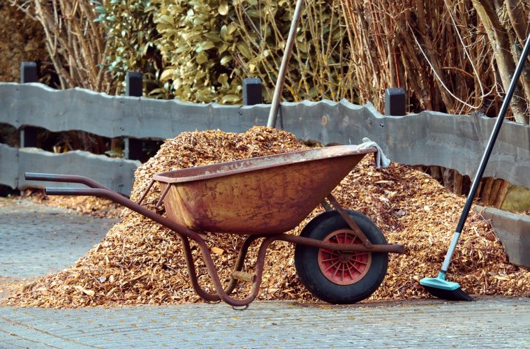 The different uses of leaf and wood chip mulch