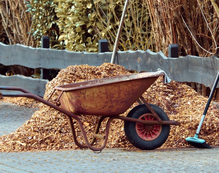 The different uses of leaf and wood chip mulch